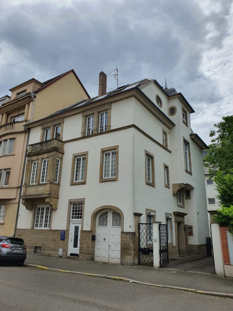 La maison sur la rivière et la Chélidoine