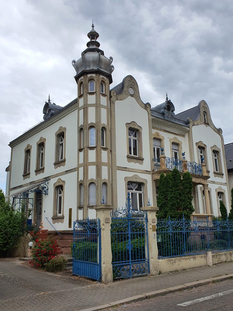 La maison de la pleine lune et la laitue scariole